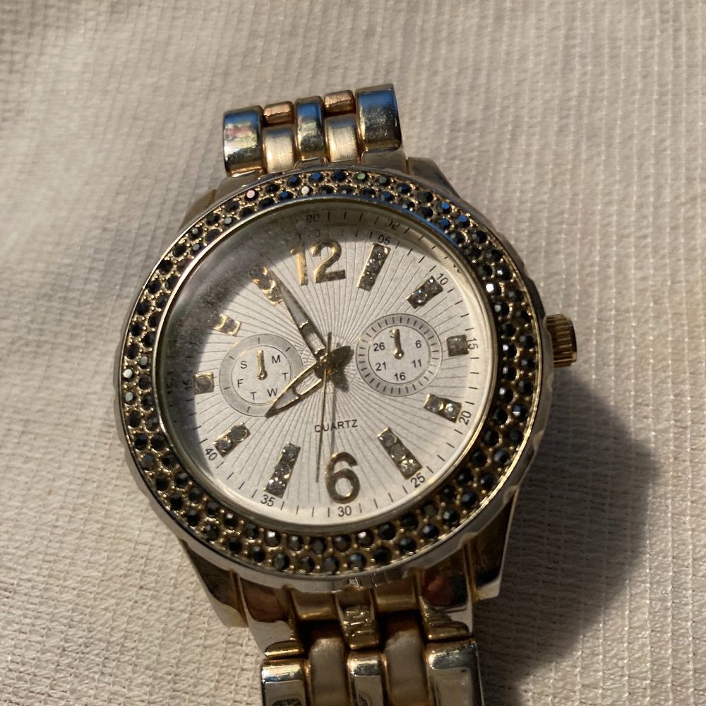 Preowned good condition working women's Chicos watch